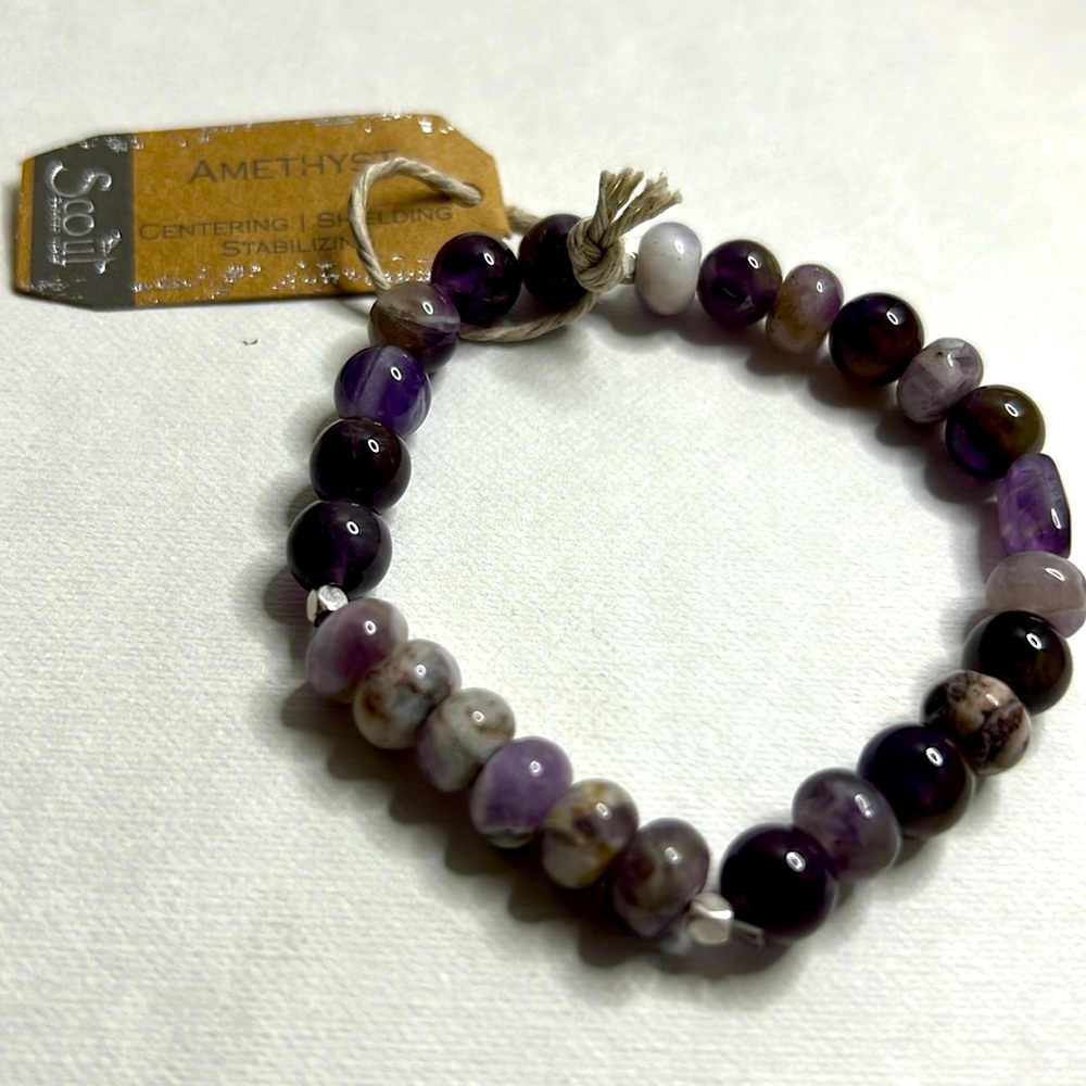 Glass beaded bracelet with Amethyst.
